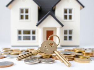 Casă cu chei și monede.